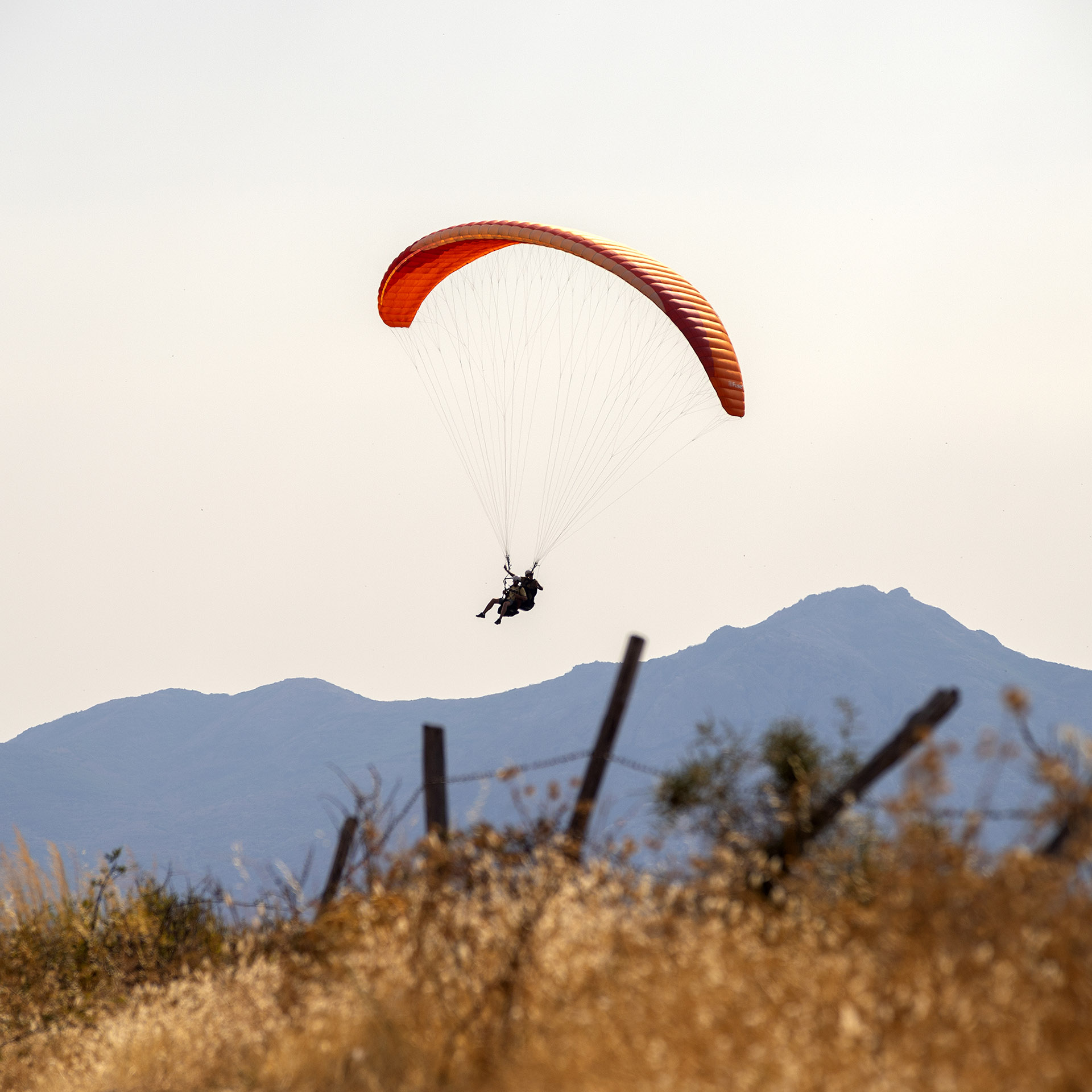 Parapente au-dessus des reliefs corses près de Calvi