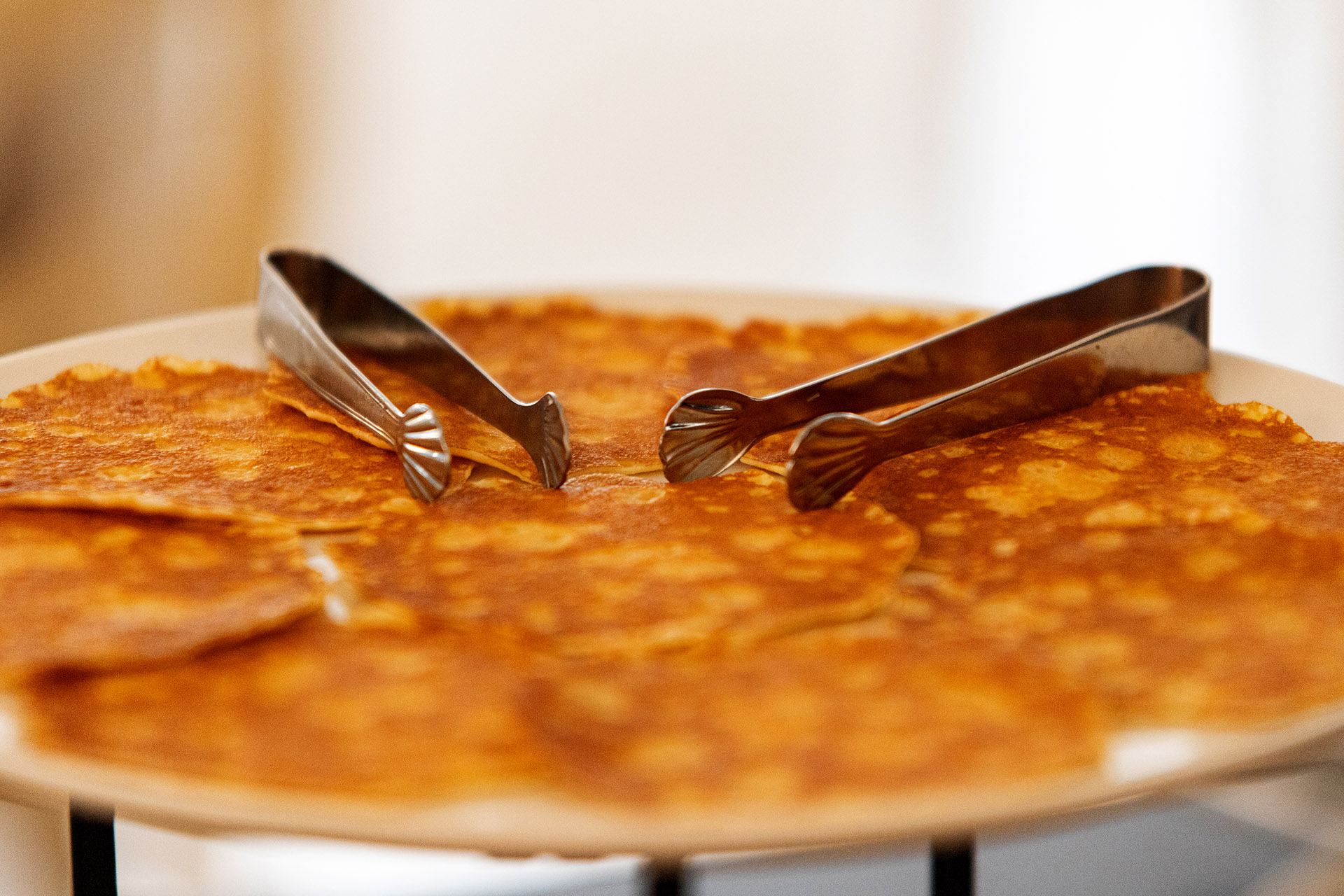 Crêpes dorées servies au buffet petit-déjeuner de l’hôtel