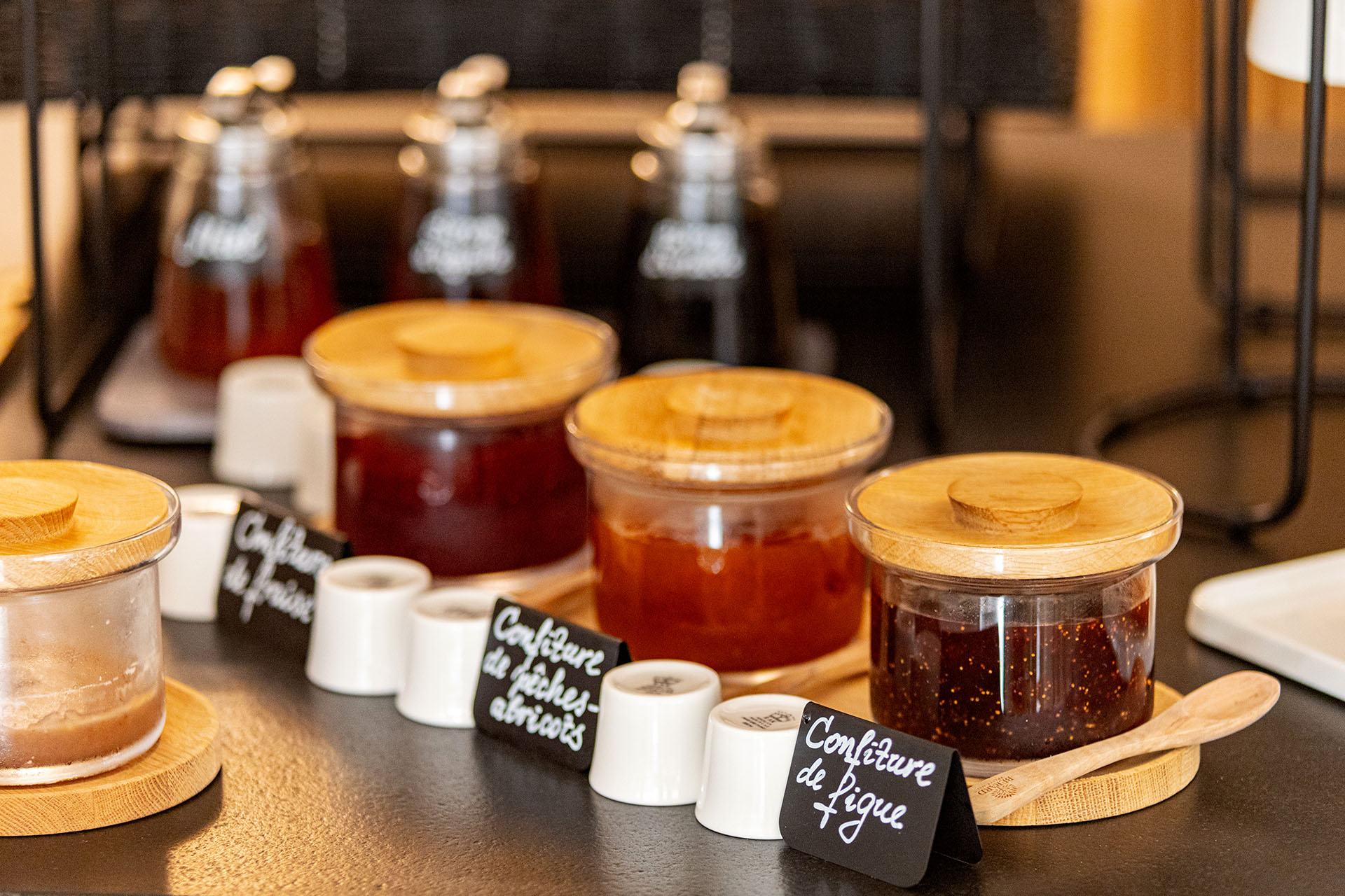 Sélection de confitures artisanales au buffet petit-déjeuner de l’hôtel