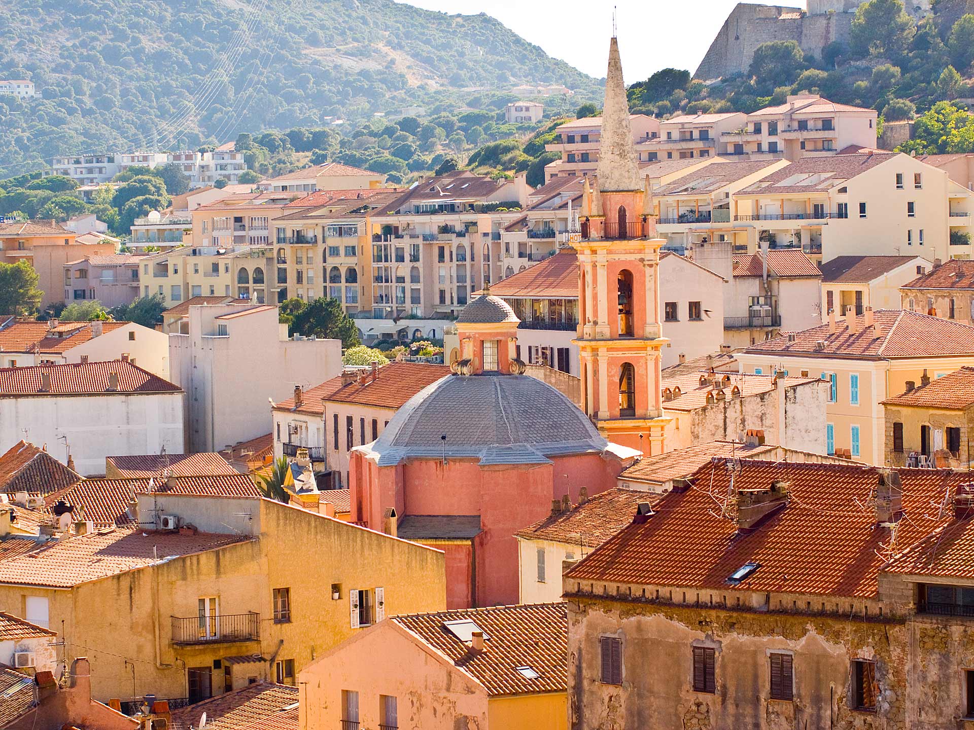 Calvi et montagne en arriere plan