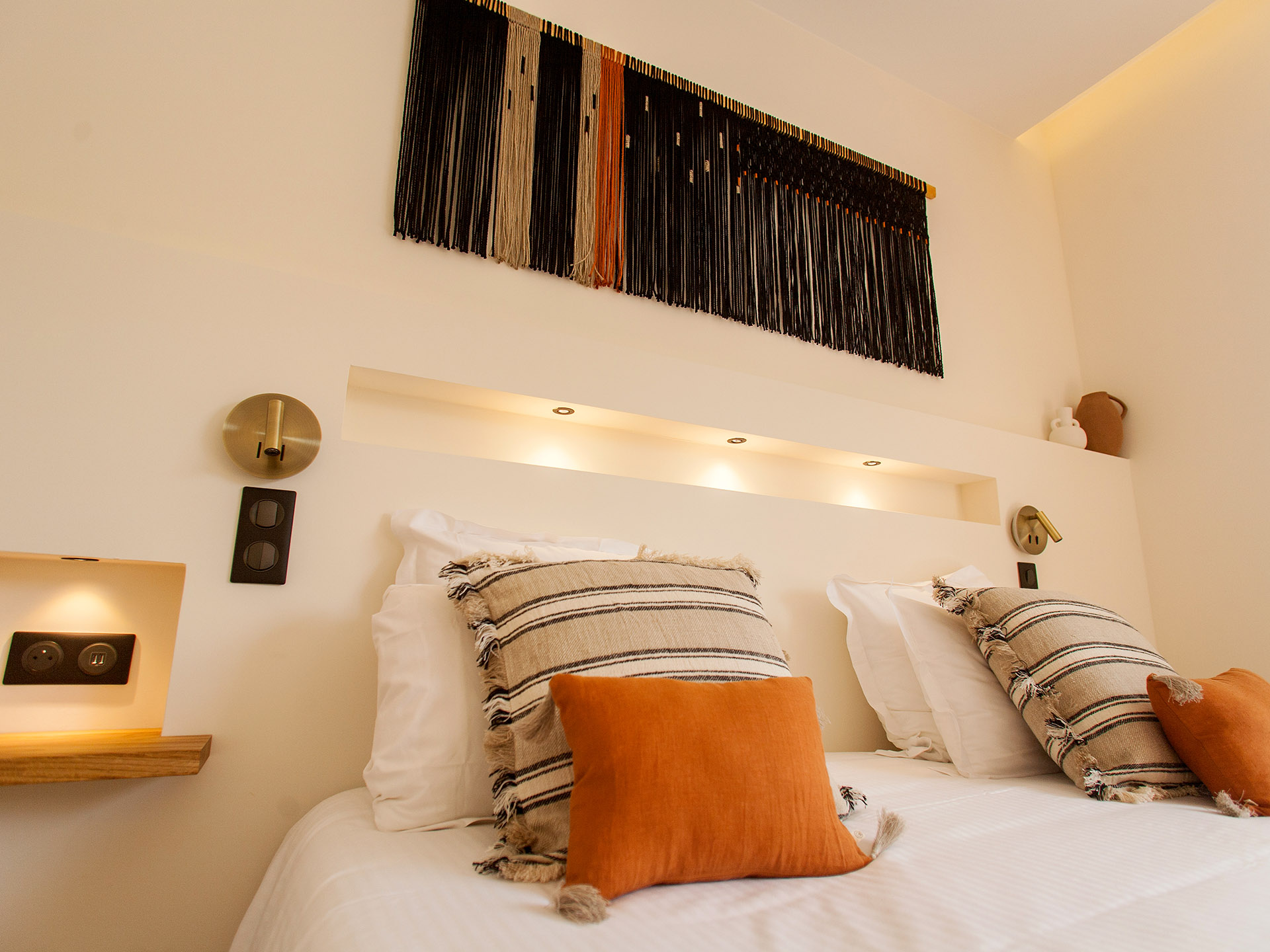 Vue de l'interieur de la chambre, décoration et lit