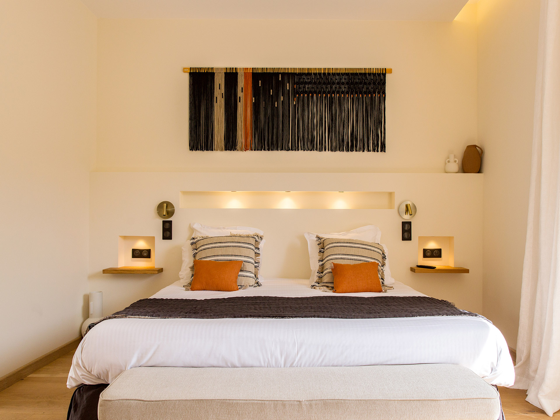 Vue de l'interieur de la chambre, décoration et lit