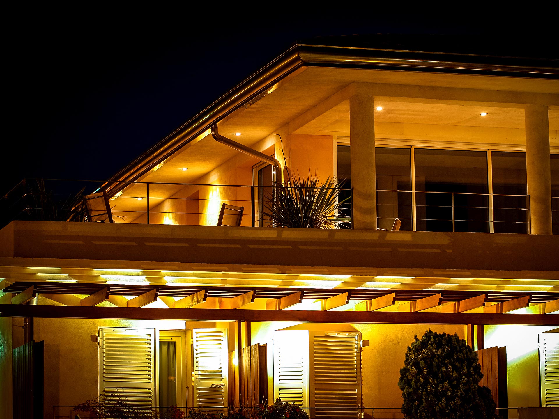 Terrasse privative de la suite avec balcon éclairé et mobilier extérieur