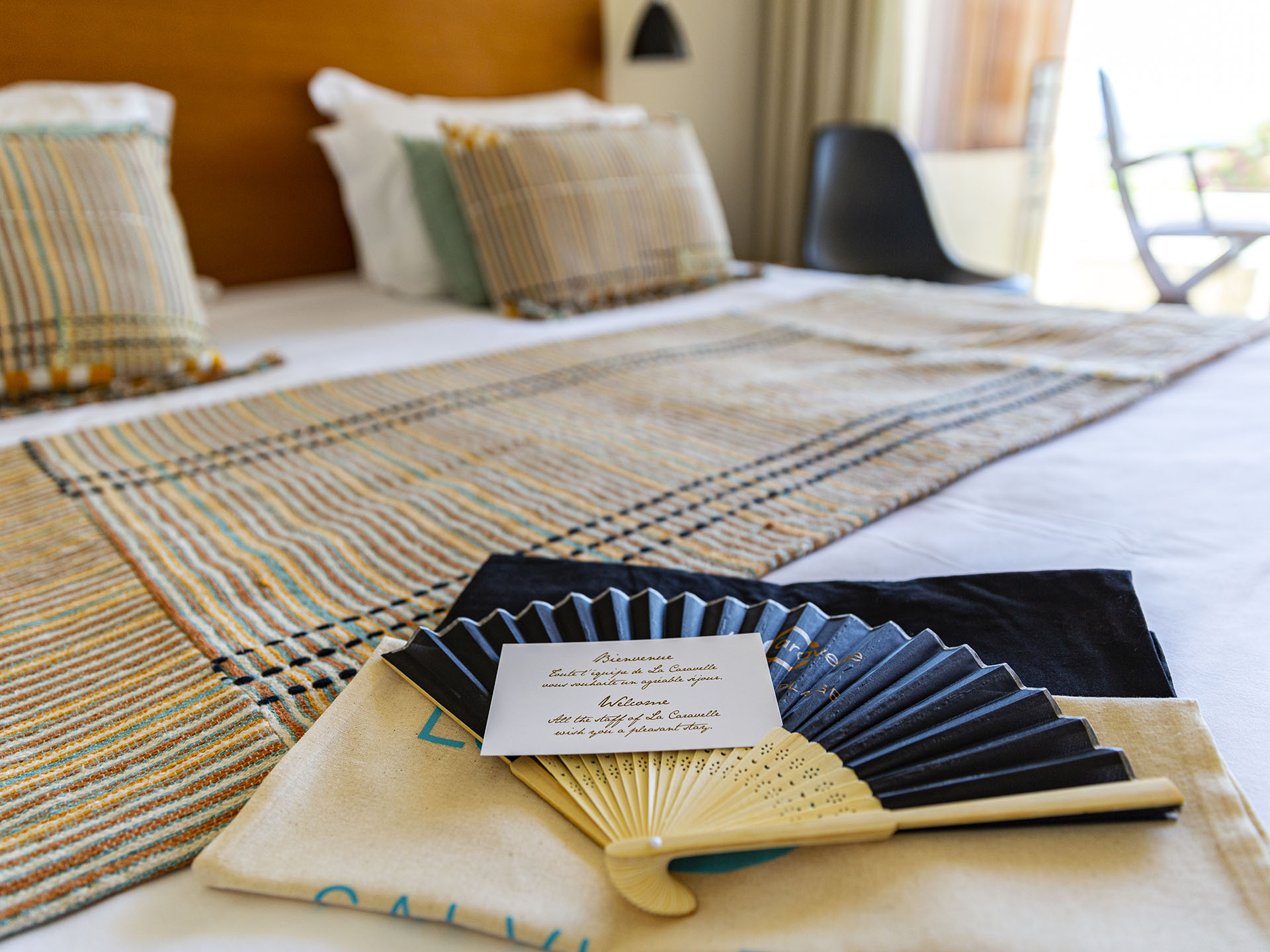 Chambre d’hôtel moderne avec lit double et accueil personnalisé sur le lit